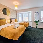 The Shropshire - Sleeps 8 - Coventry, Comfy, Groups, Fast Wifi, Luxury