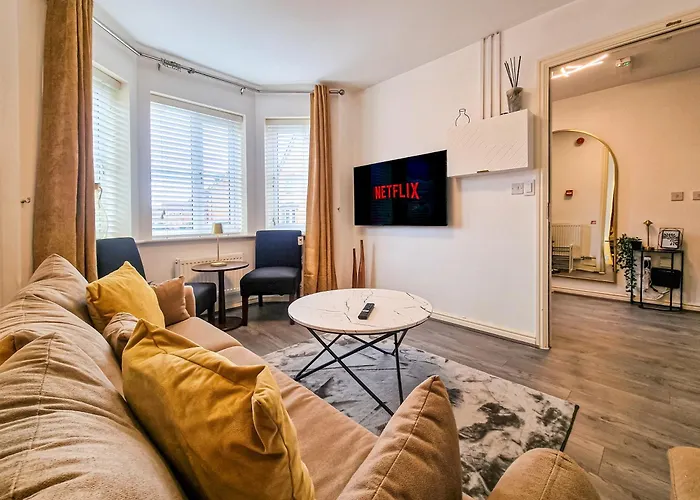 The Shropshire - Sleeps 8 - Coventry, Comfy, Groups, Fast Wifi, Luxury
