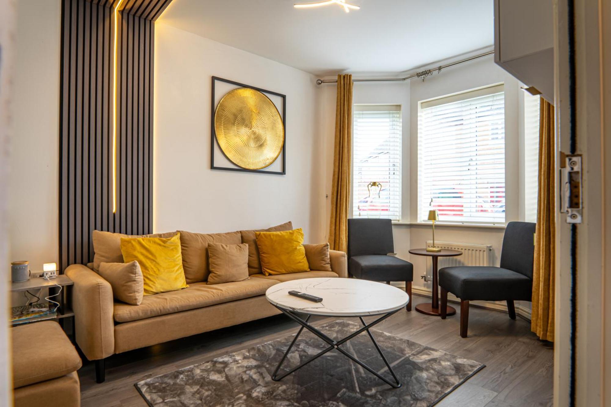 Apartment The Shropshire - Sleeps 8 - Coventry, Comfy, Groups, Fast Wifi, Luxury *