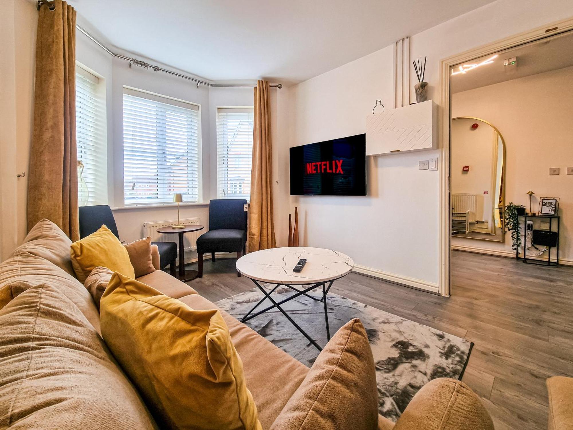 The Shropshire - Sleeps 8 - Coventry, Comfy, Groups, Fast Wifi, Luxury * Coventry
