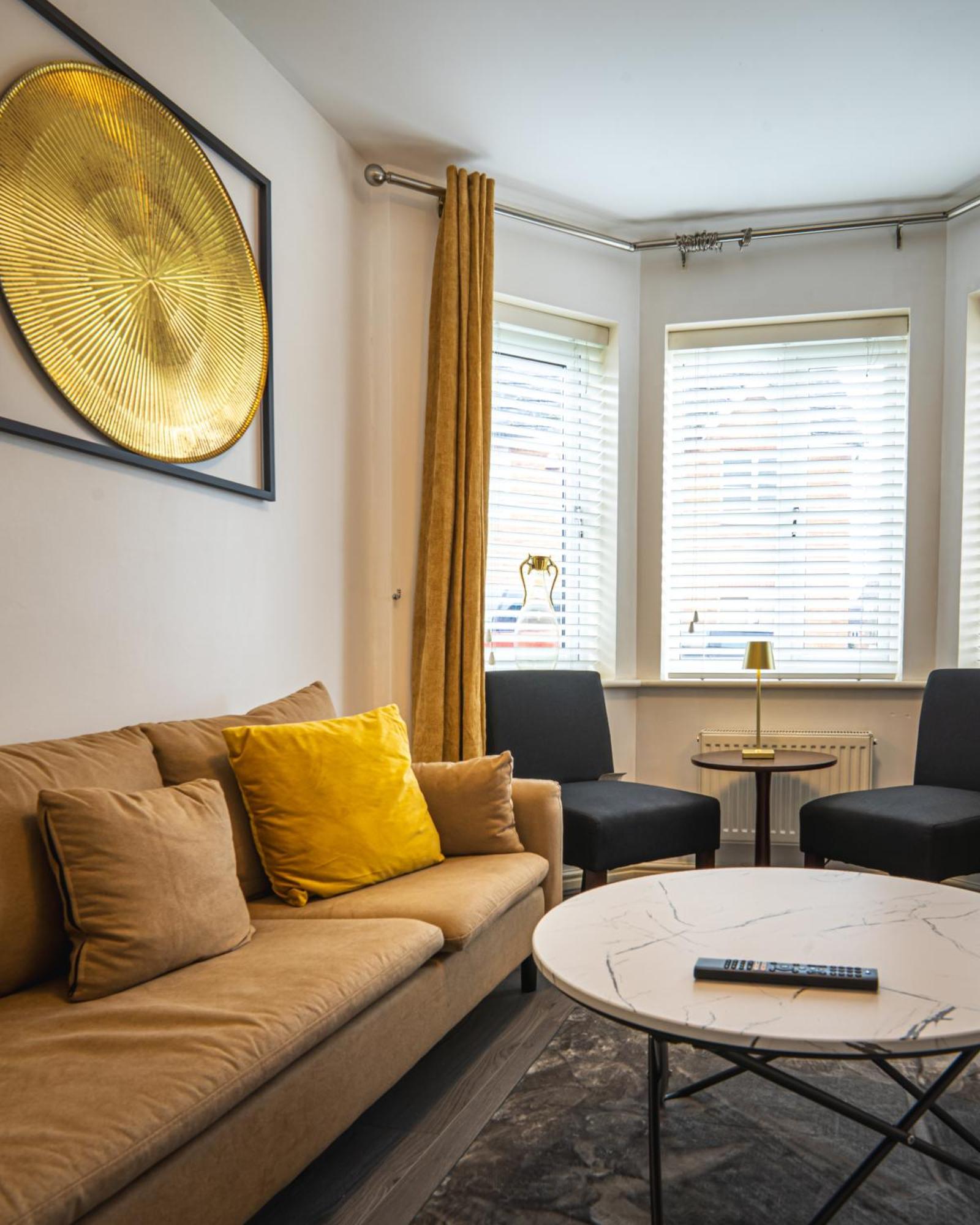 Apartment The Shropshire - Sleeps 8 - Coventry, Comfy, Groups, Fast Wifi, Luxury *