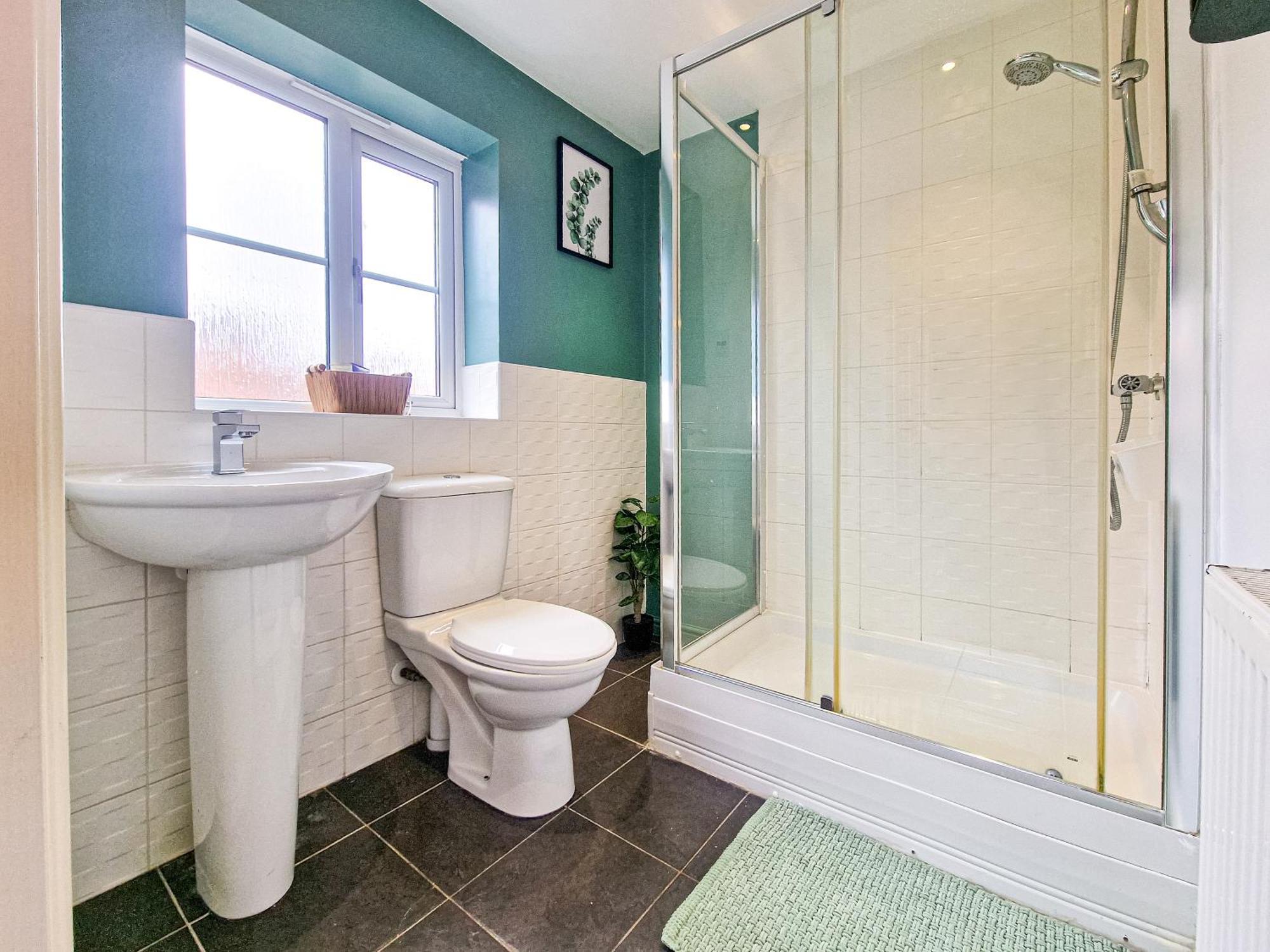 The Shropshire - Sleeps 8 - Coventry, Comfy, Groups, Fast Wifi, Luxury Apartment