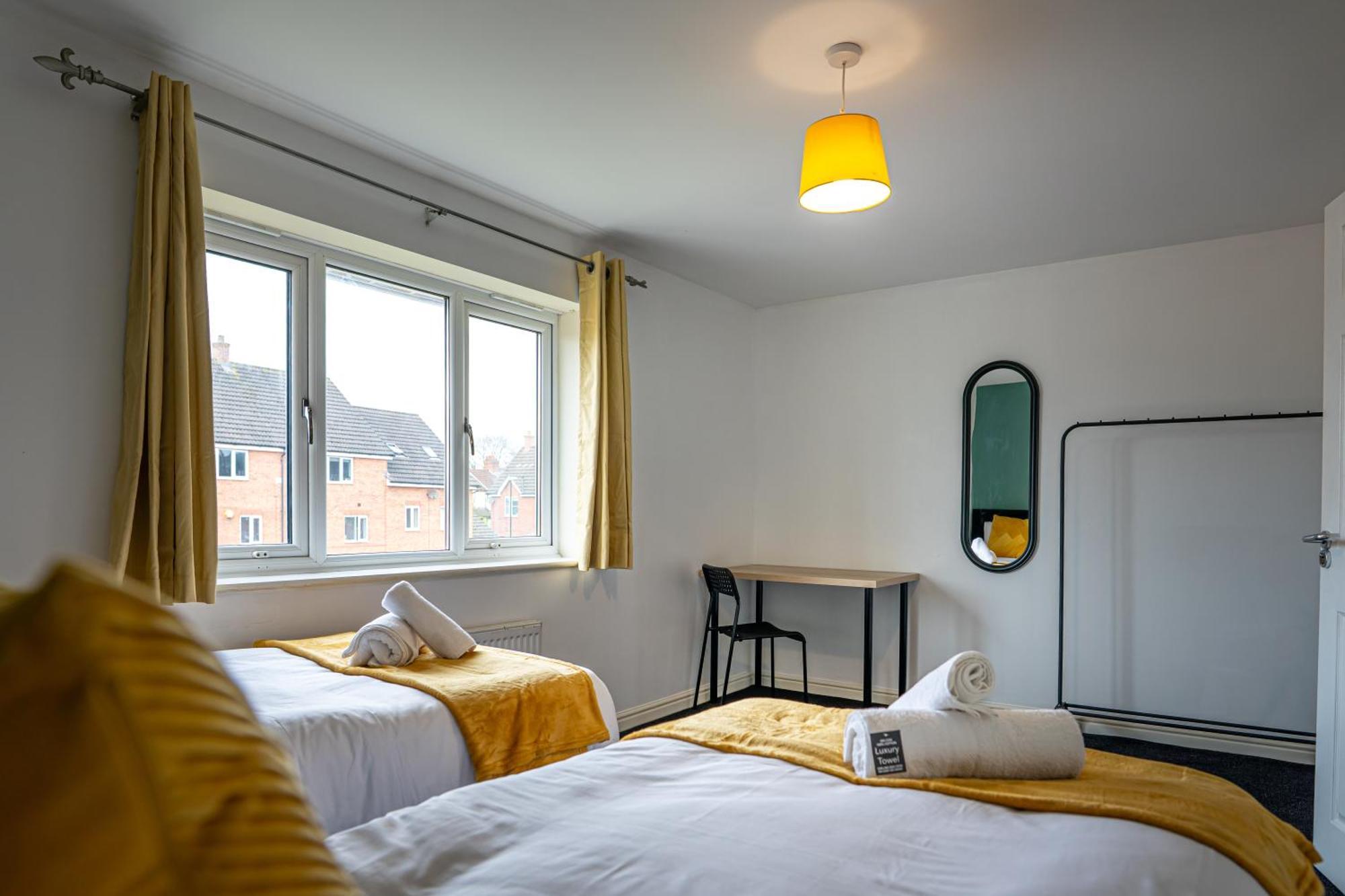 The Shropshire - Sleeps 8 - Coventry, Comfy, Groups, Fast Wifi, Luxury Apartment *