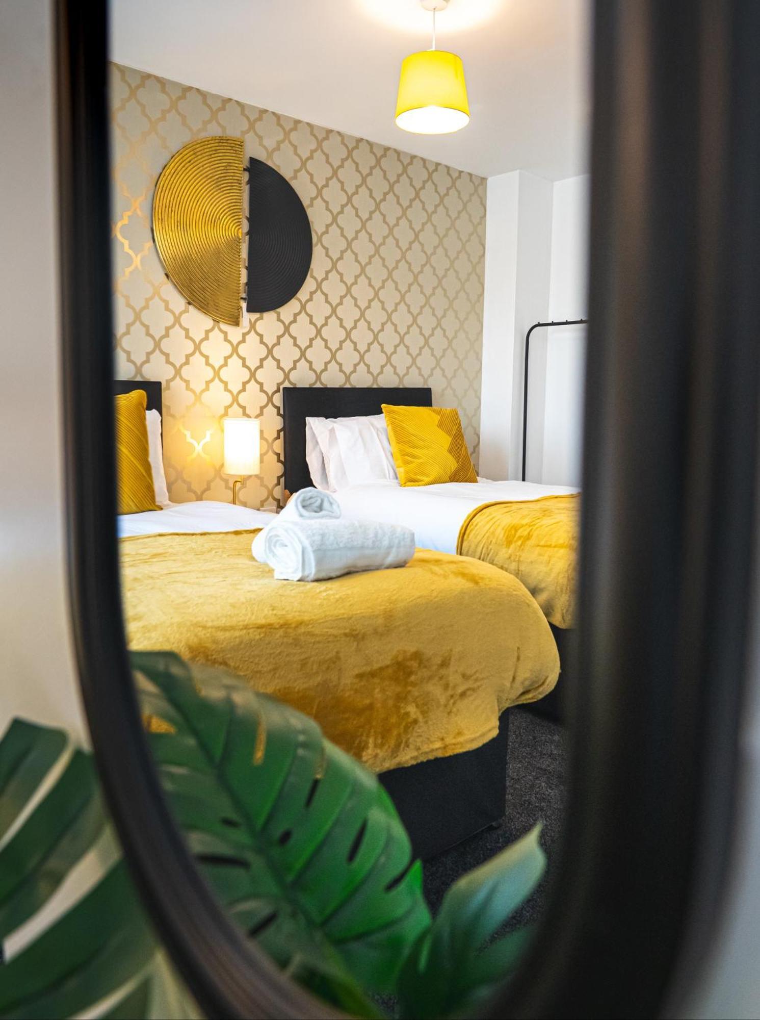 The Shropshire - Sleeps 8 - Coventry, Comfy, Groups, Fast Wifi, Luxury Apartment Coventry