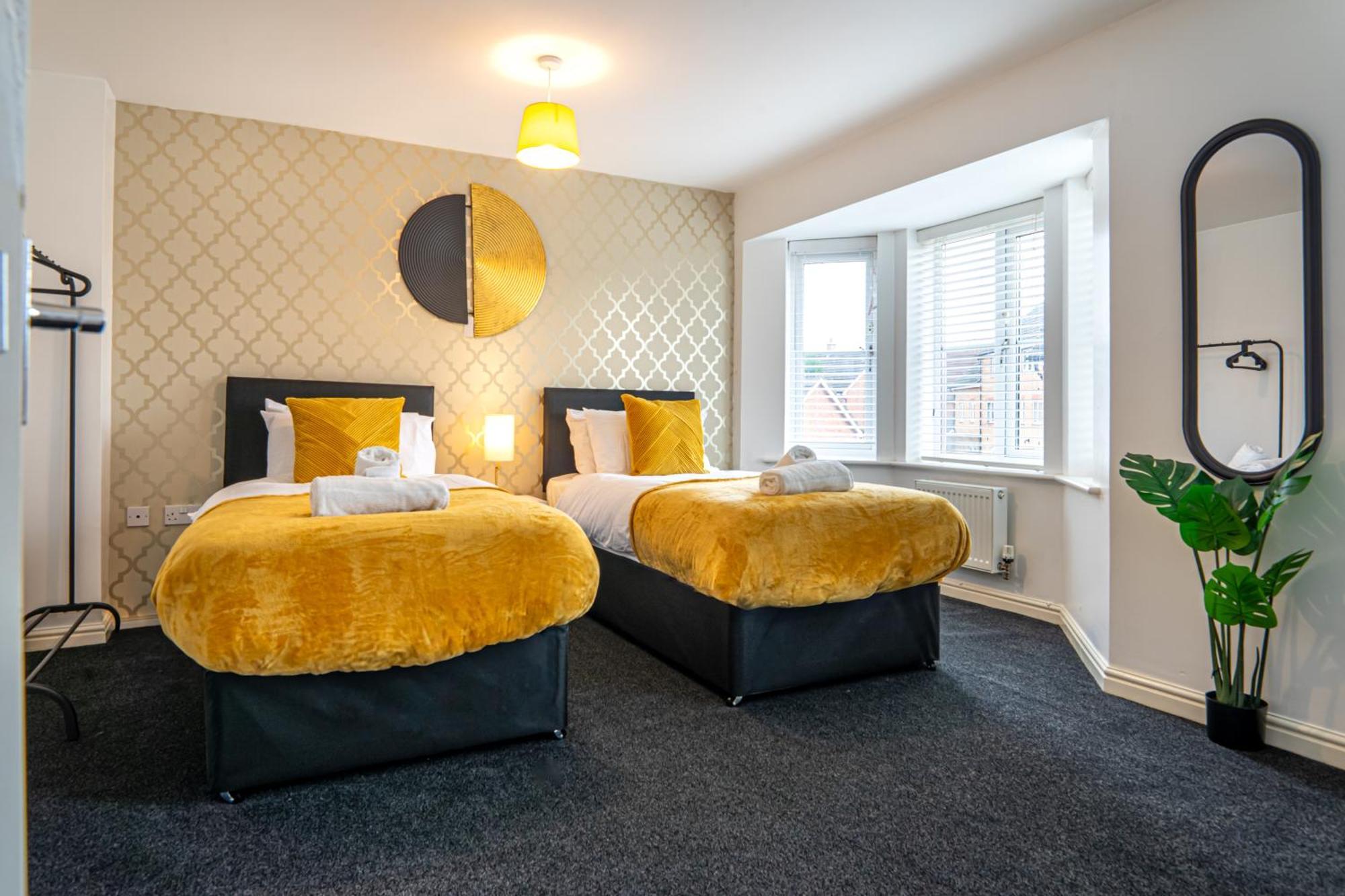 The Shropshire - Sleeps 8 - Coventry, Comfy, Groups, Fast Wifi, Luxury Coventry