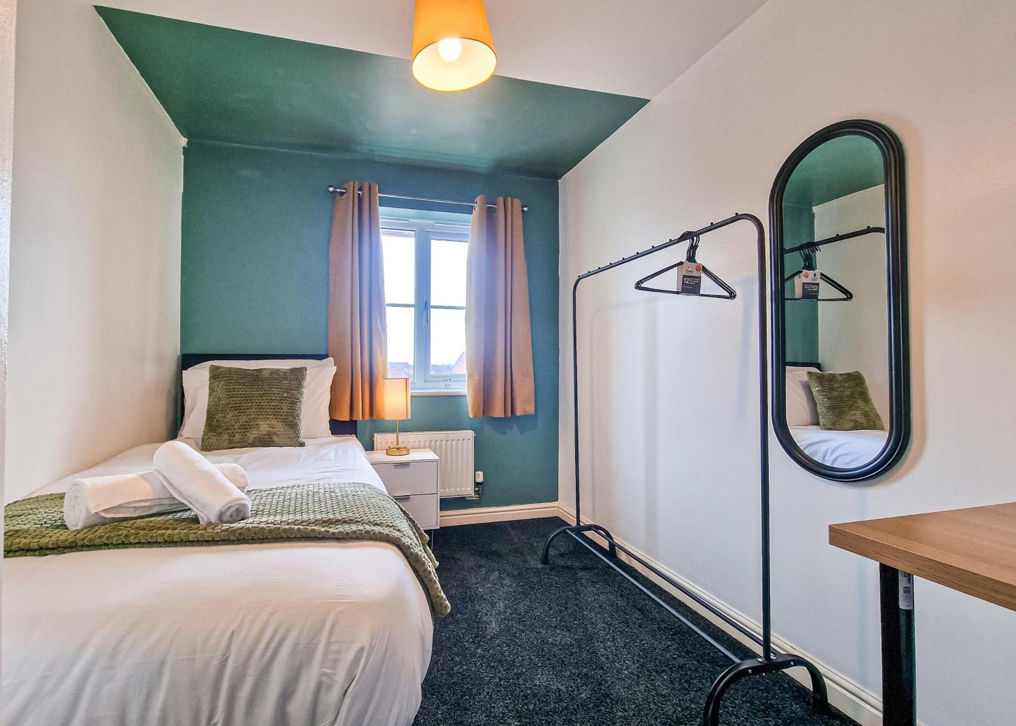 The Shropshire - Sleeps 8 - Coventry, Comfy, Groups, Fast Wifi, Luxury * Coventry