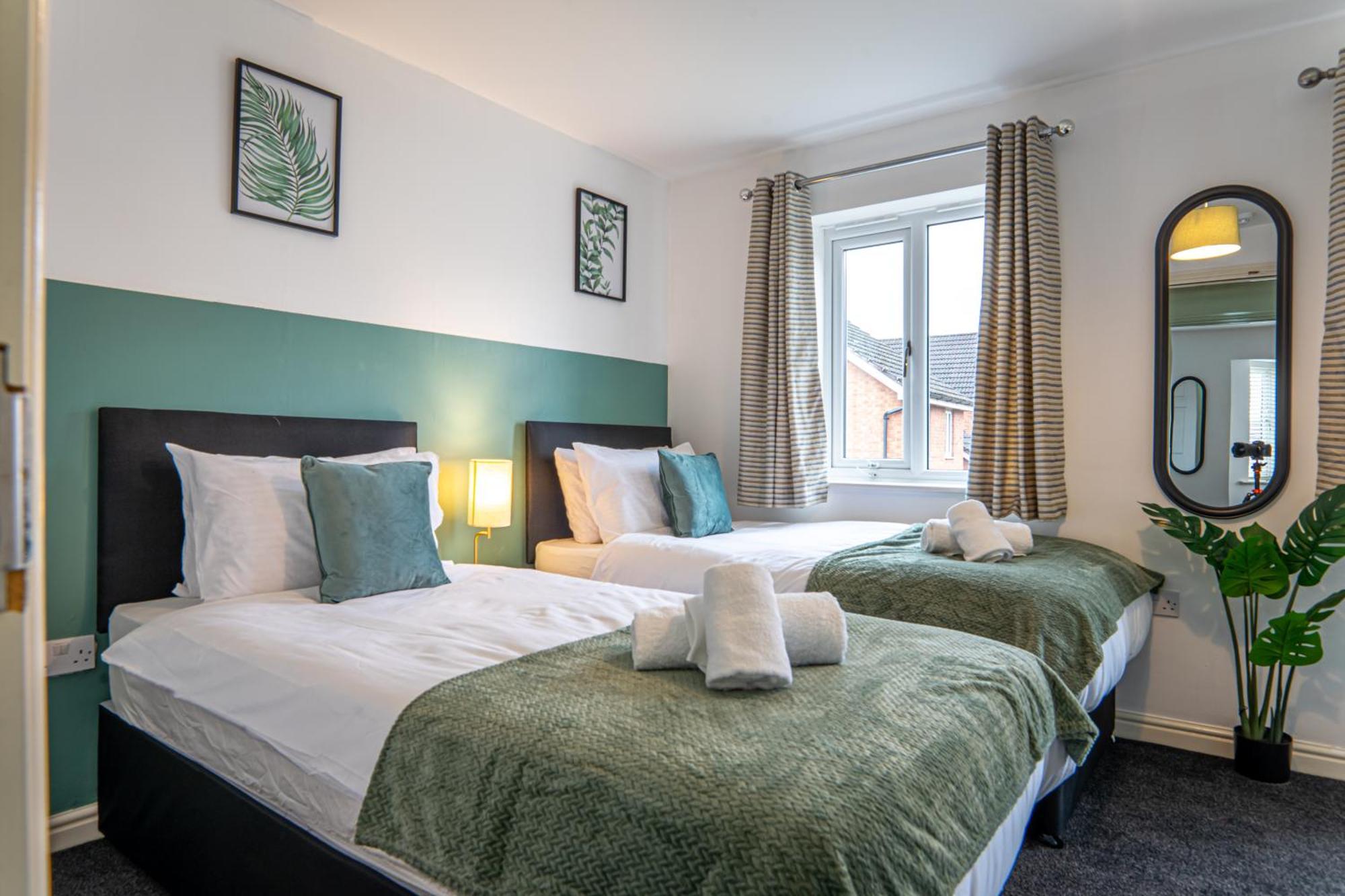 Apartment The Shropshire - Sleeps 8 - Coventry, Comfy, Groups, Fast Wifi, Luxury