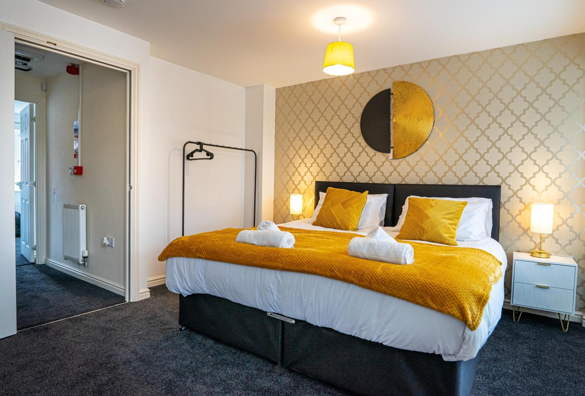 Apartment The Shropshire - Sleeps 8 - Coventry, Comfy, Groups, Fast Wifi, Luxury *