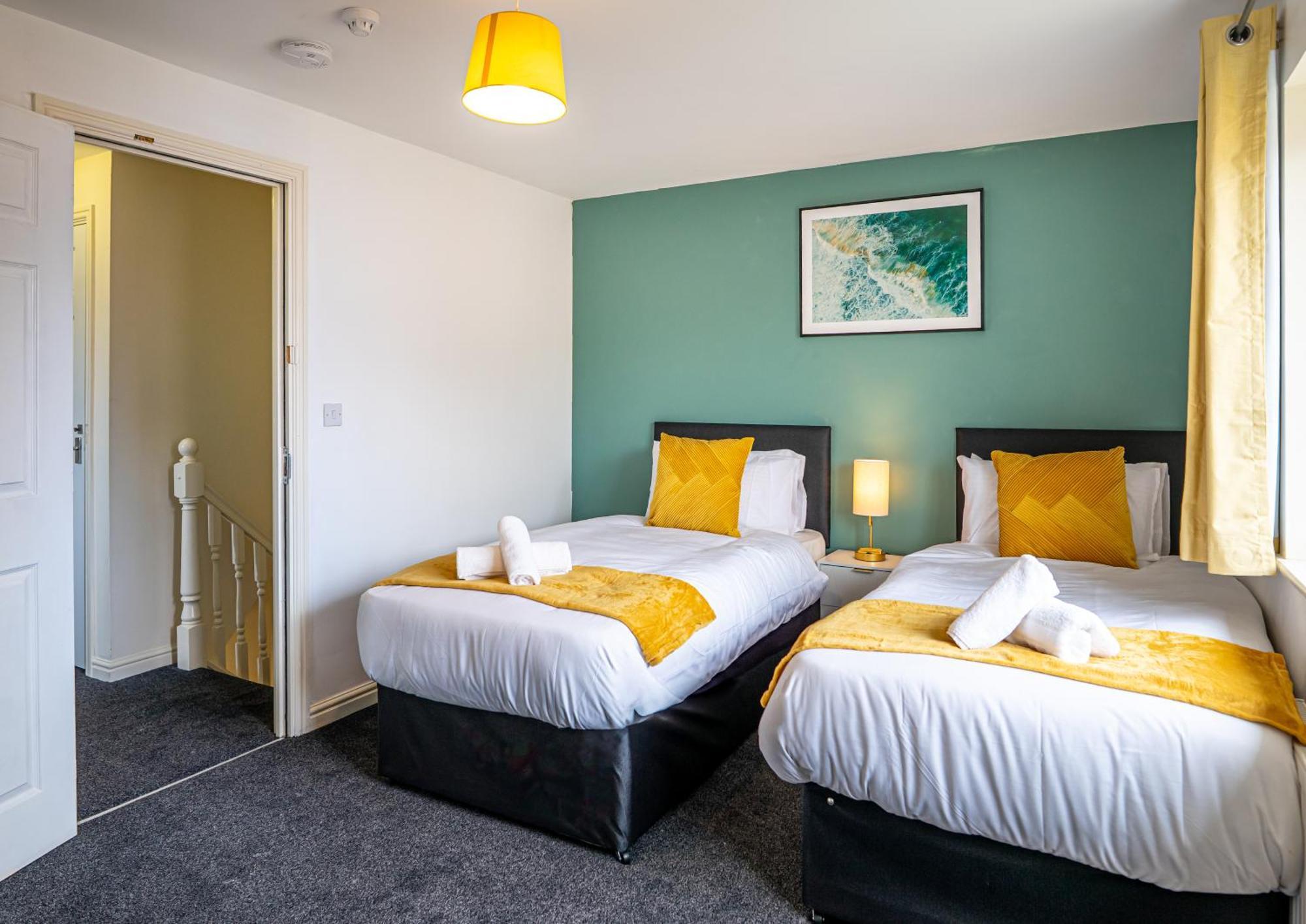 The Shropshire - Sleeps 8 - Coventry, Comfy, Groups, Fast Wifi, Luxury Apartment Coventry