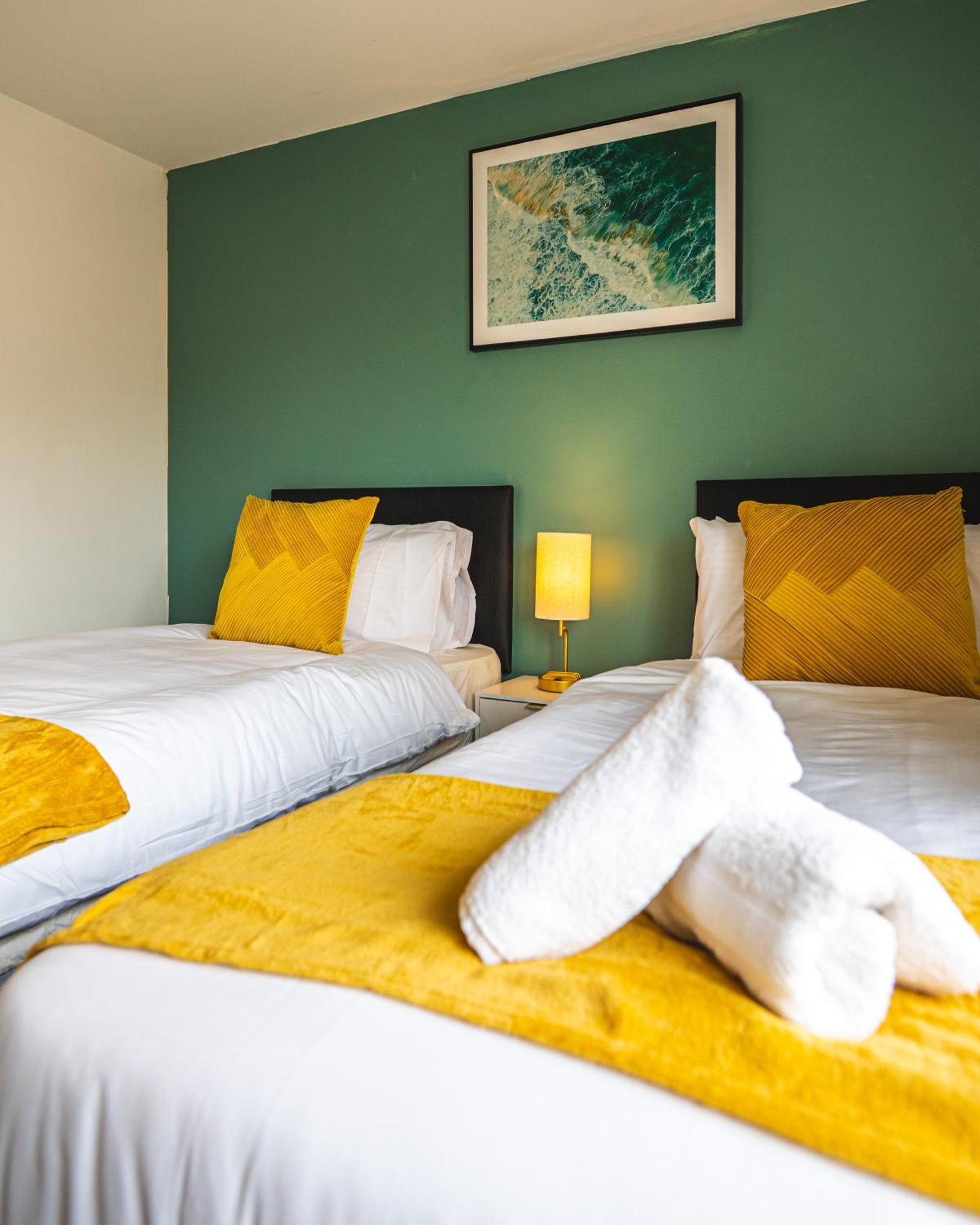 Apartment The Shropshire - Sleeps 8 - Coventry, Comfy, Groups, Fast Wifi, Luxury Coventry