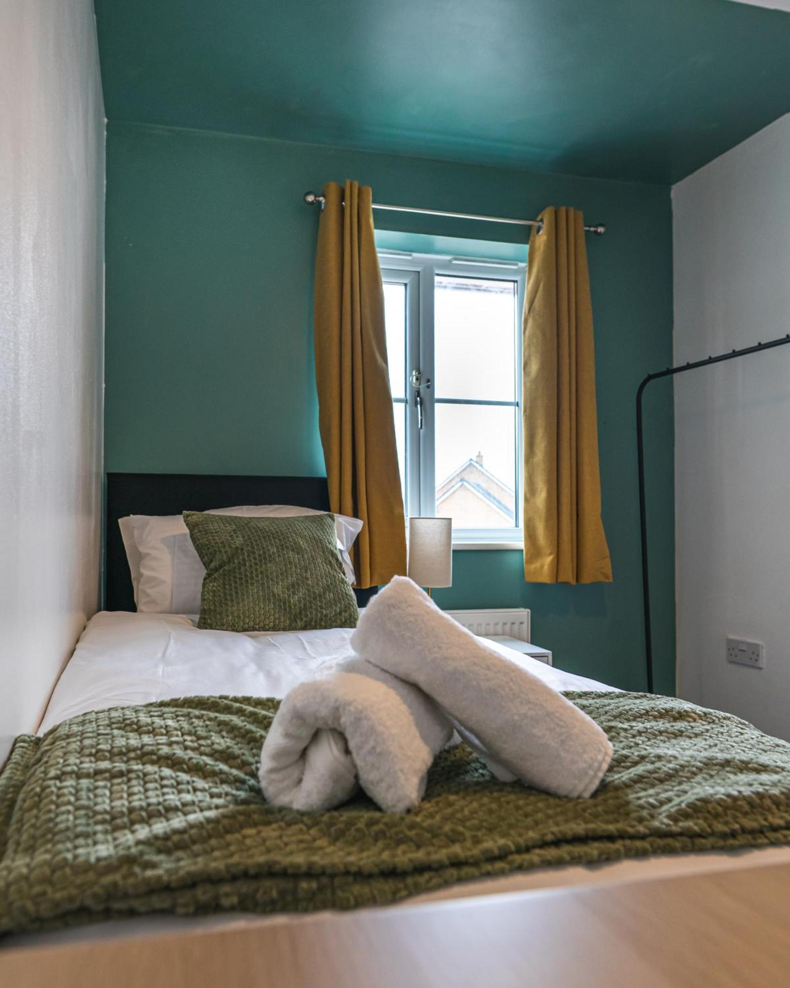 The Shropshire - Sleeps 8 - Coventry, Comfy, Groups, Fast Wifi, Luxury Apartment *