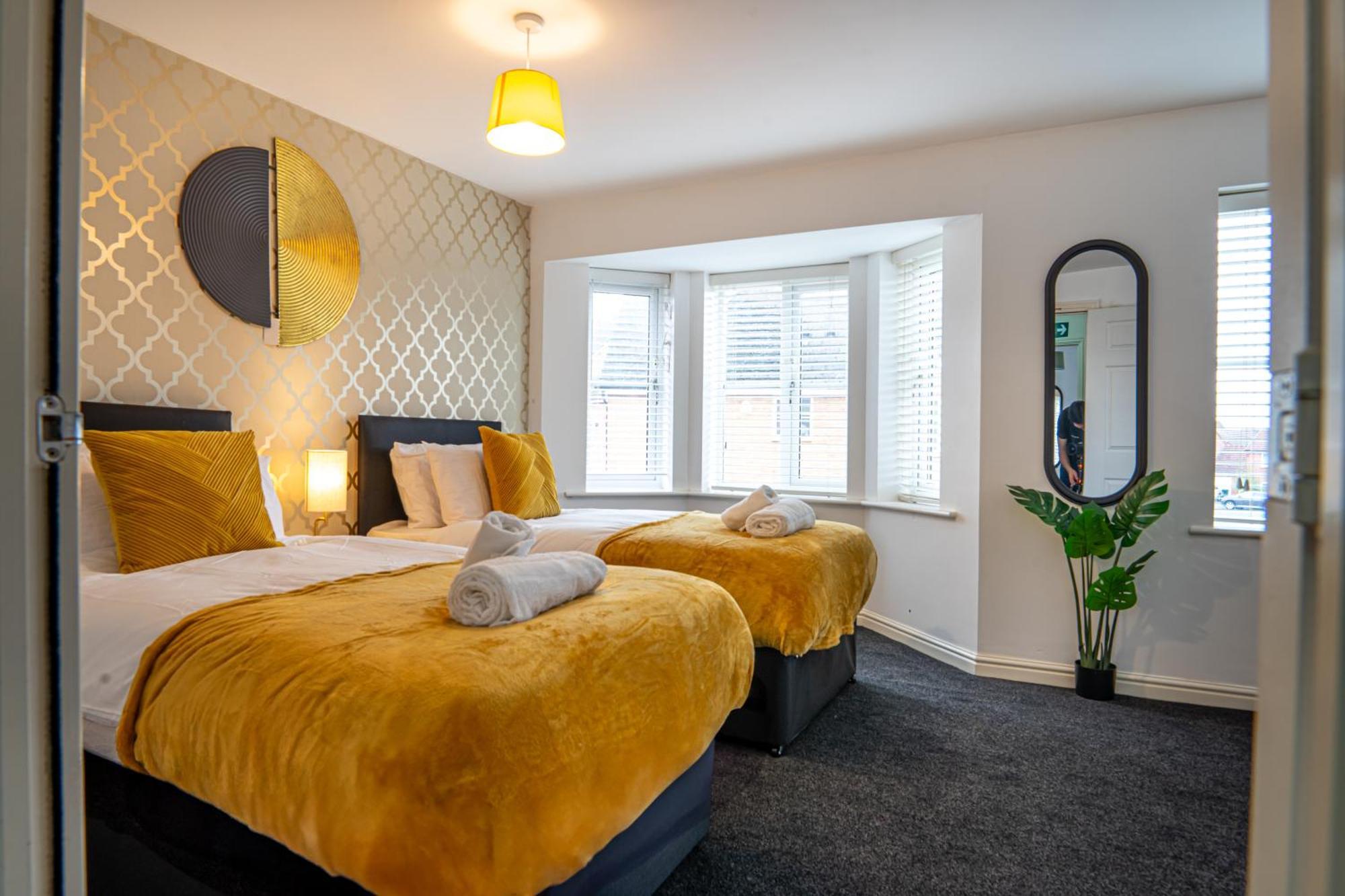 The Shropshire - Sleeps 8 - Coventry, Comfy, Groups, Fast Wifi, Luxury *