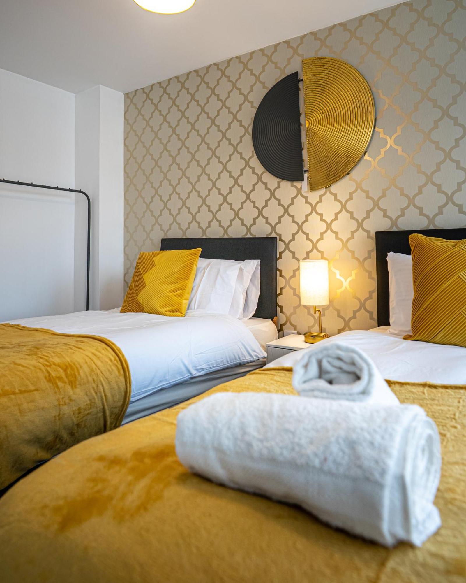The Shropshire - Sleeps 8 - Coventry, Comfy, Groups, Fast Wifi, Luxury Coventry