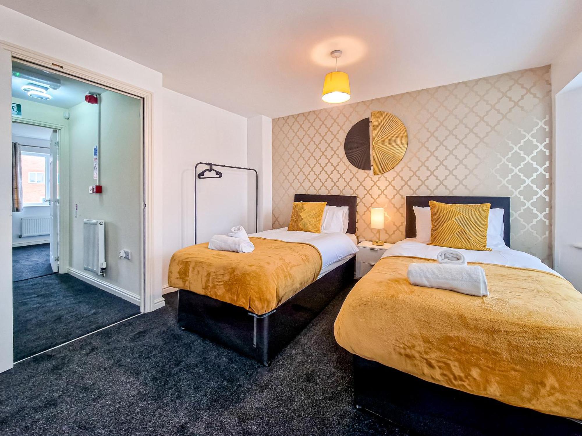 The Shropshire - Sleeps 8 - Coventry, Comfy, Groups, Fast Wifi, Luxury Apartment *
