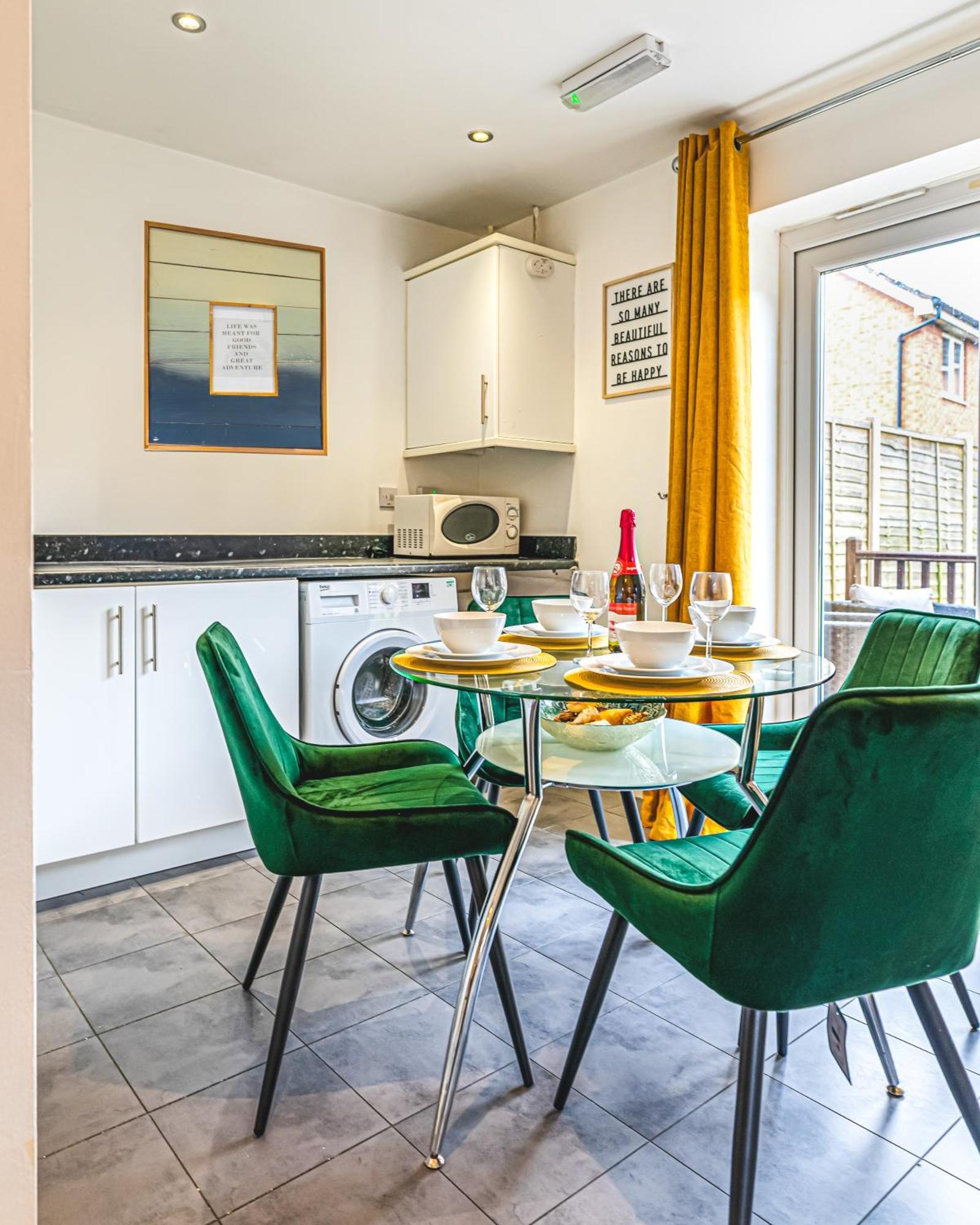 The Shropshire - Sleeps 8 - Coventry, Comfy, Groups, Fast Wifi, Luxury * Coventry