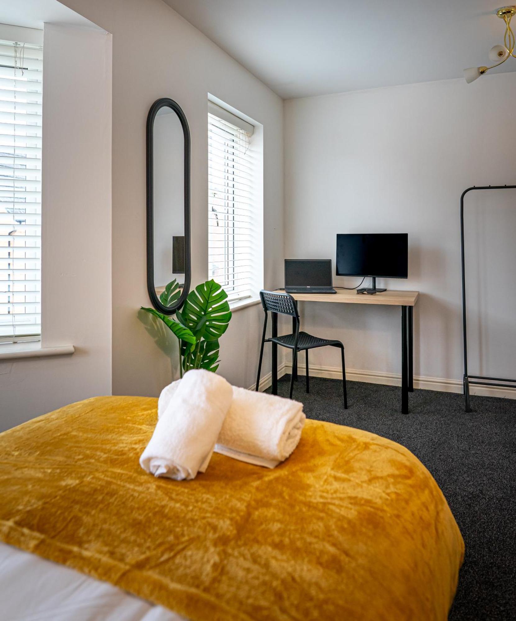 The Shropshire - Sleeps 8 - Coventry, Comfy, Groups, Fast Wifi, Luxury Apartment