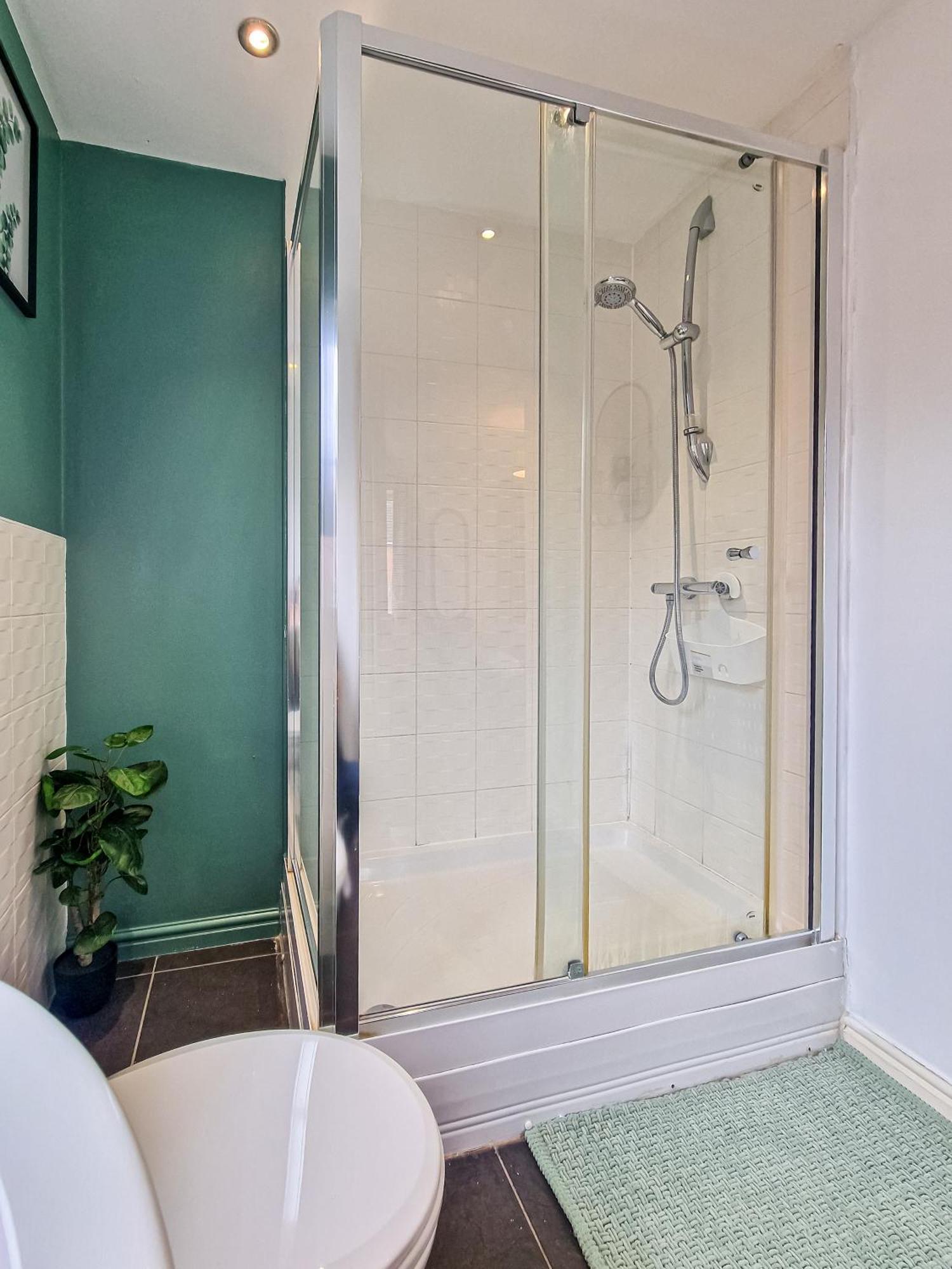 Apartment The Shropshire - Sleeps 8 - Coventry, Comfy, Groups, Fast Wifi, Luxury