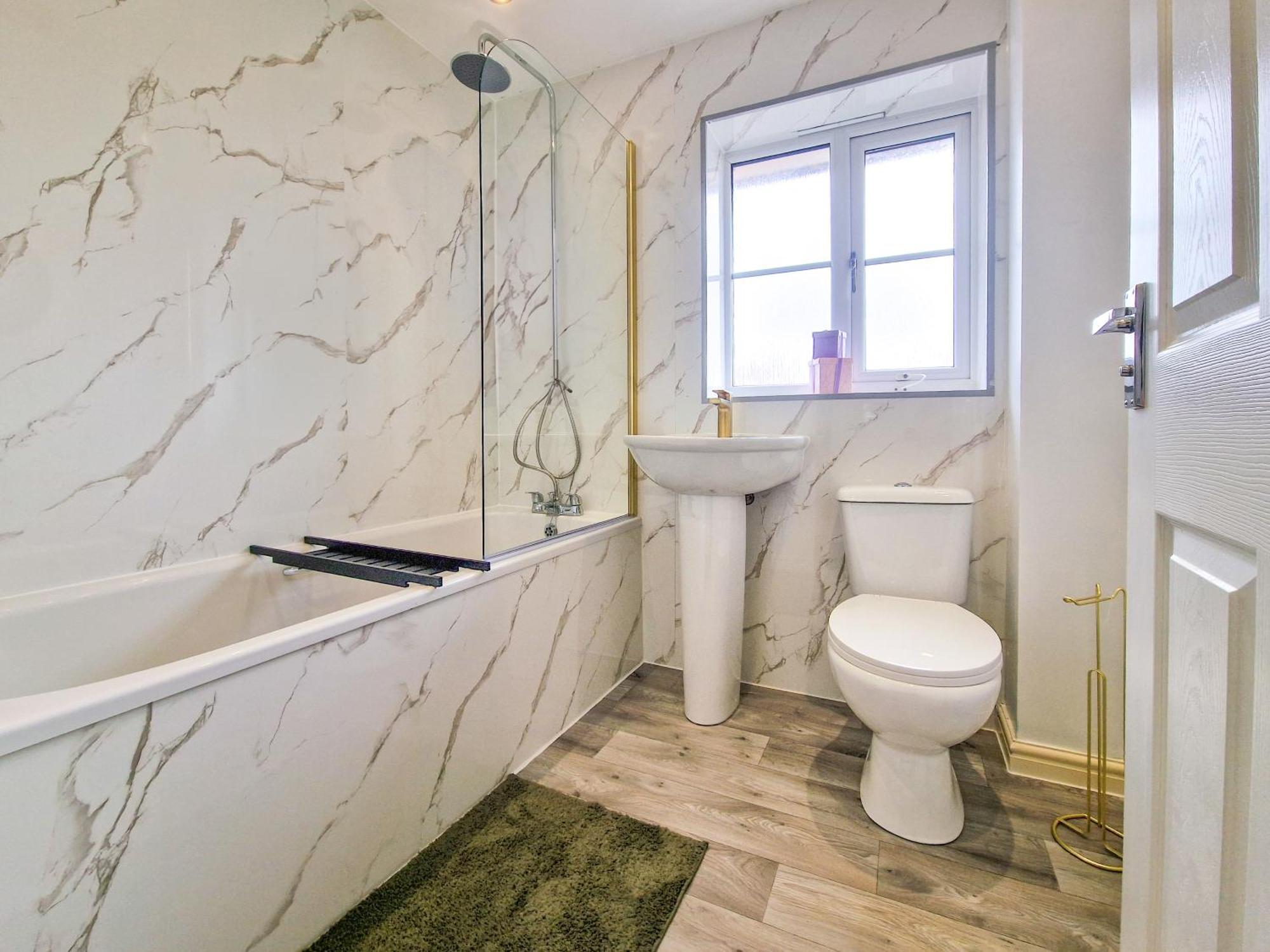 Apartment The Shropshire - Sleeps 8 - Coventry, Comfy, Groups, Fast Wifi, Luxury Coventry