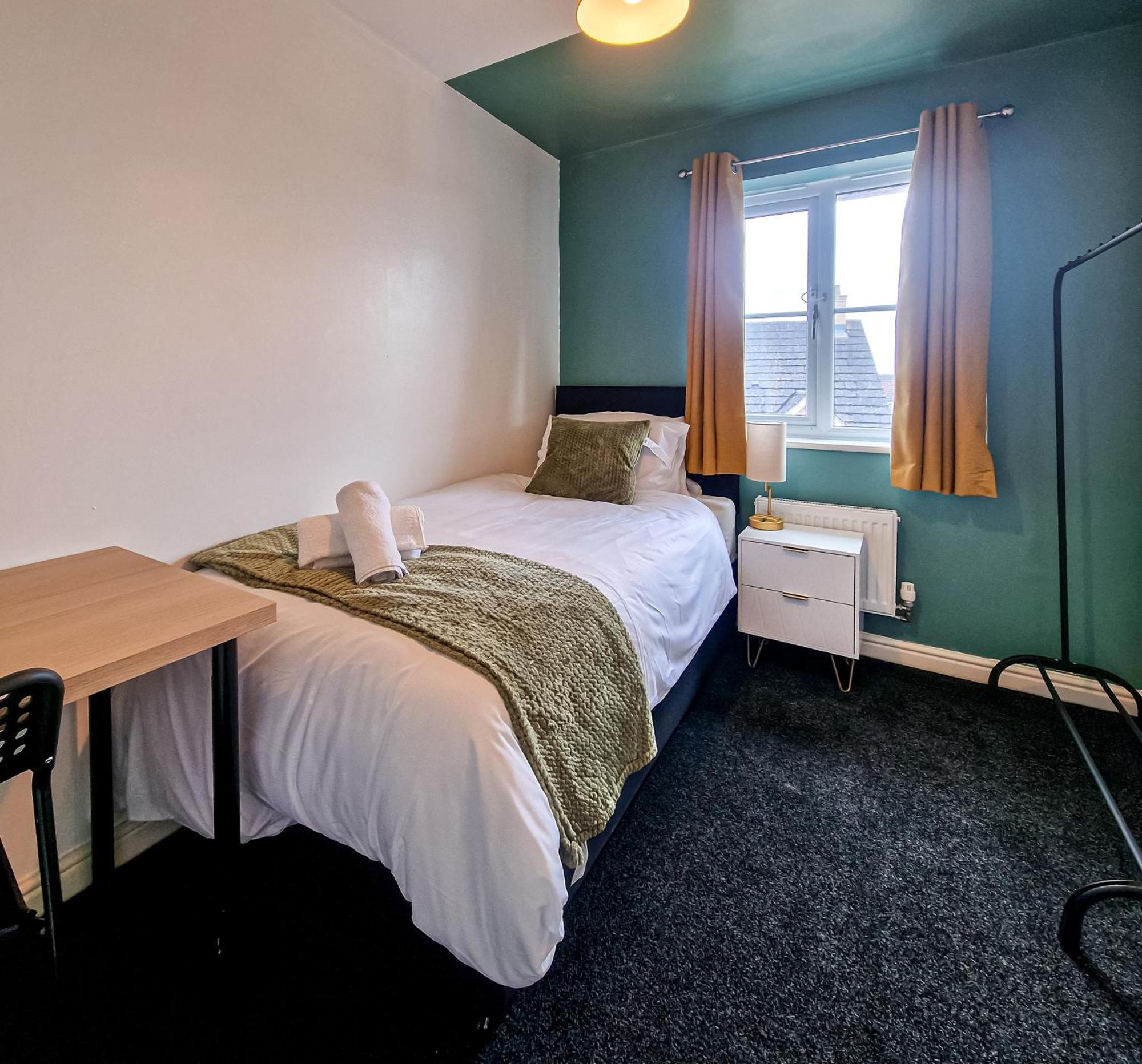 The Shropshire - Sleeps 8 - Coventry, Comfy, Groups, Fast Wifi, Luxury