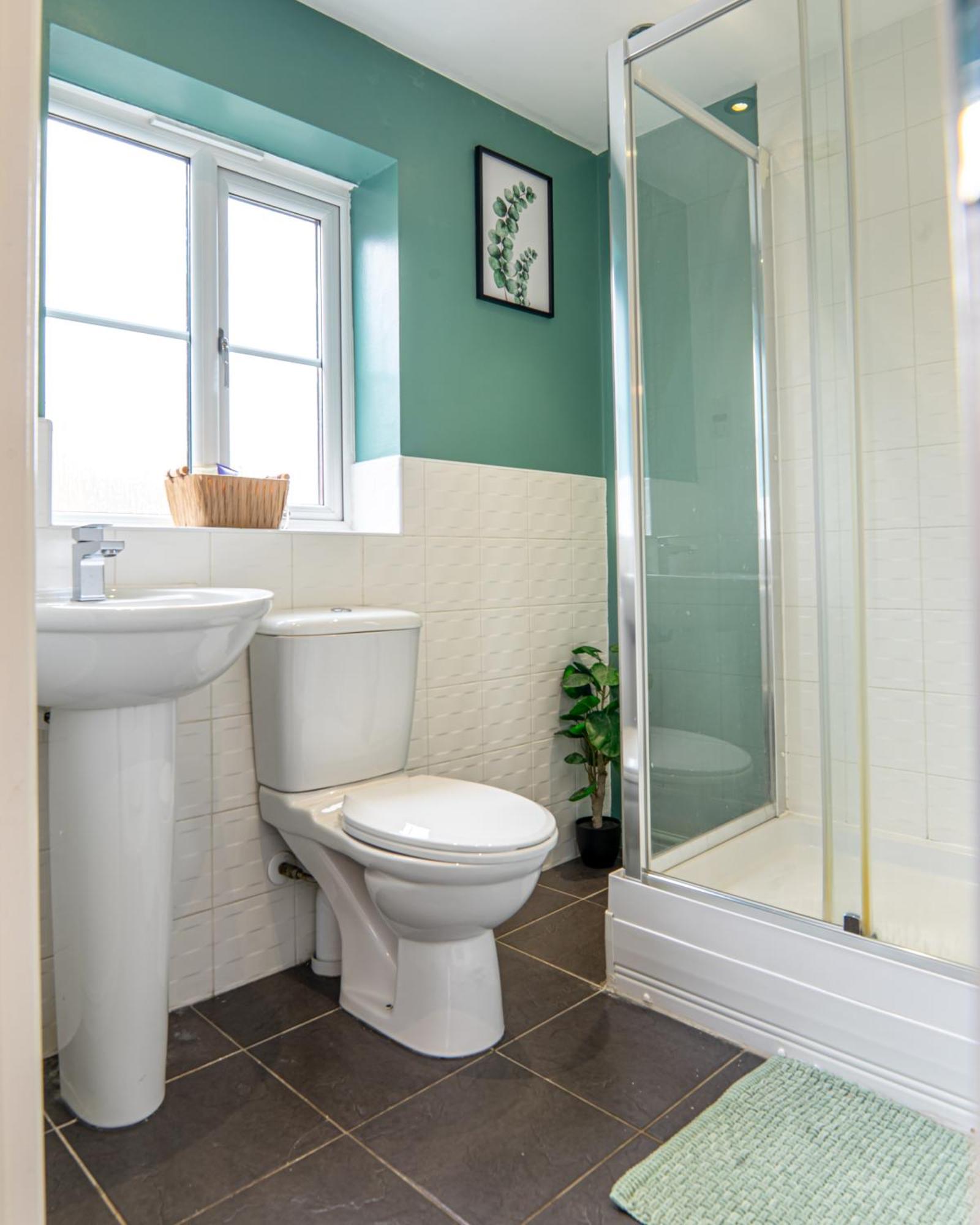 The Shropshire - Sleeps 8 - Coventry, Comfy, Groups, Fast Wifi, Luxury Apartment Coventry