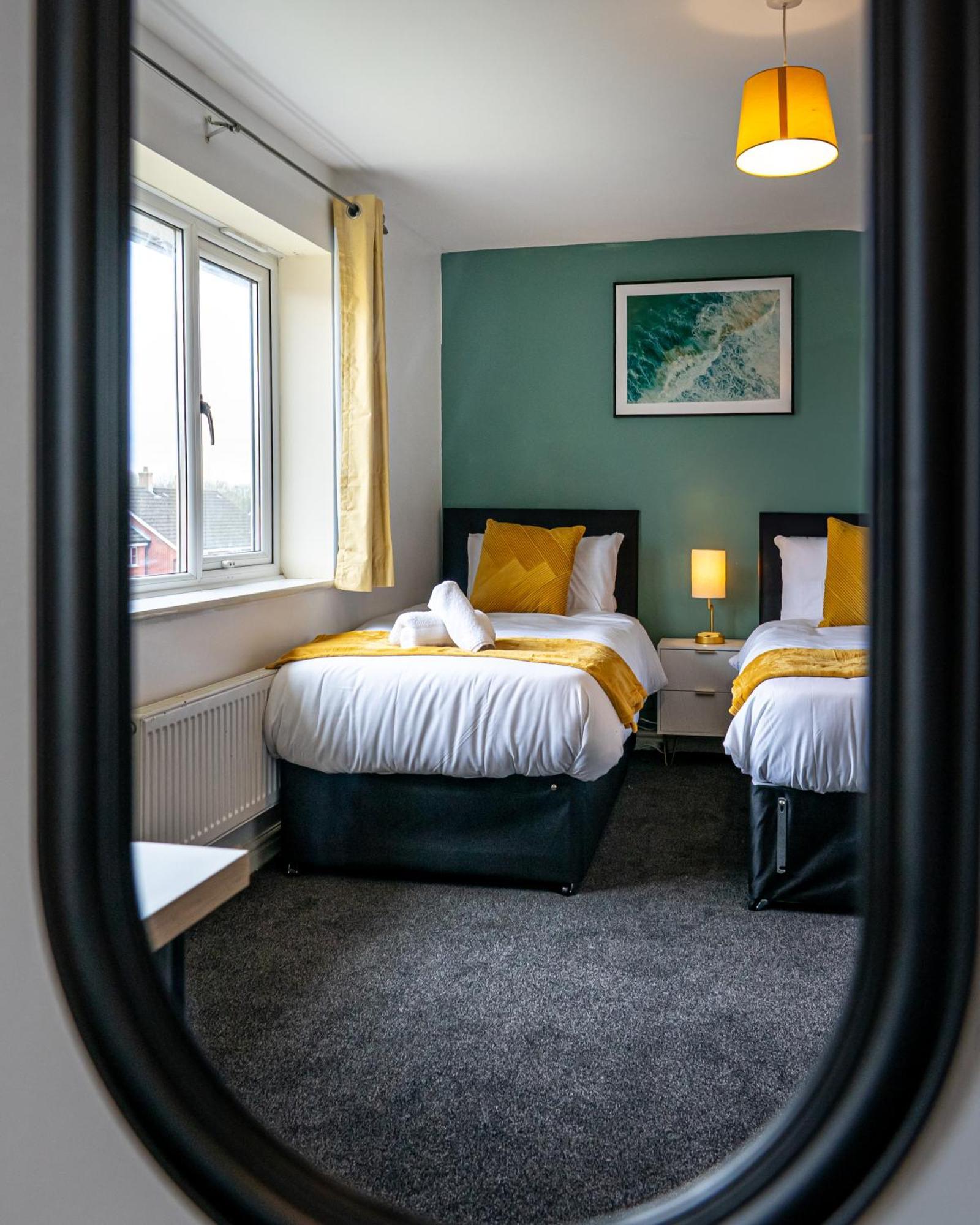 The Shropshire - Sleeps 8 - Coventry, Comfy, Groups, Fast Wifi, Luxury *