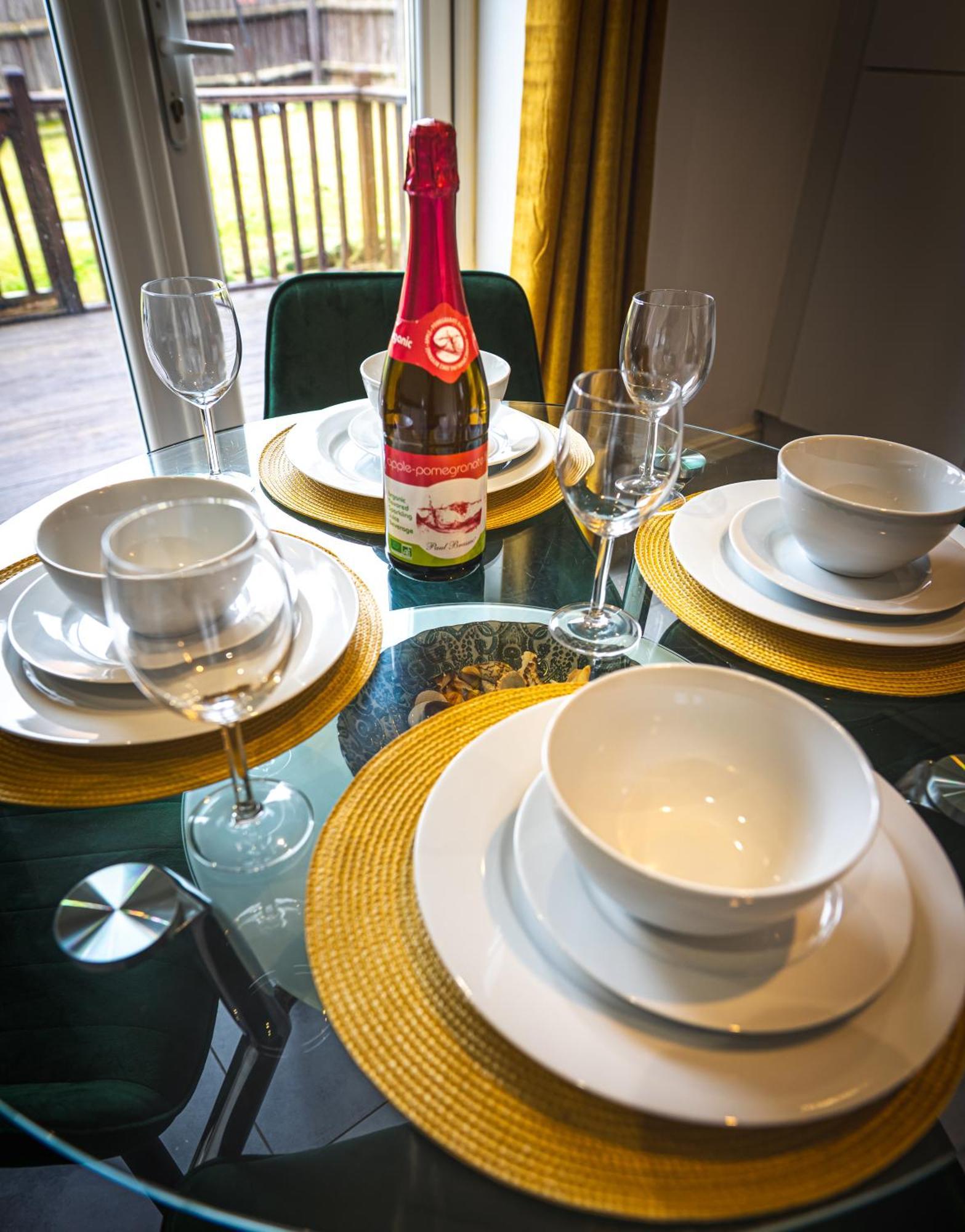 The Shropshire - Sleeps 8 - Coventry, Comfy, Groups, Fast Wifi, Luxury Apartment Coventry